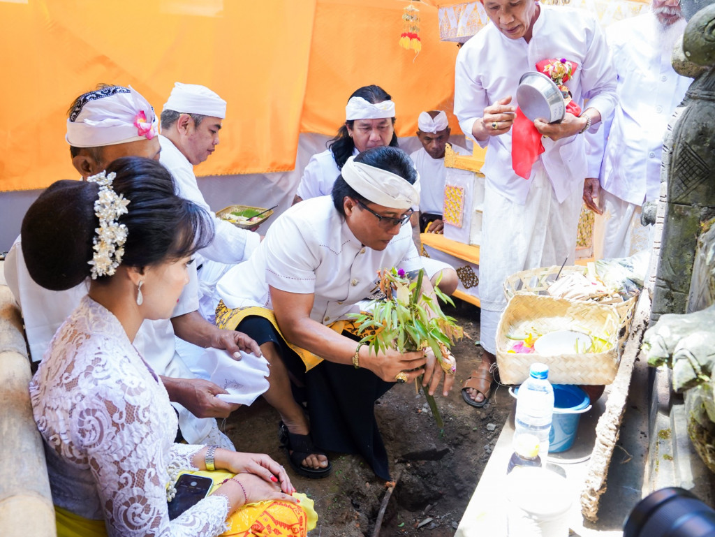 Bupati Giri Prasta Hadiri Upacara Tawur Balik Sumpah di Pura Kahyangan Dalem Desa Adat Petang